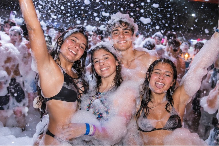 Egresados disfrutando una fiesta de espuma