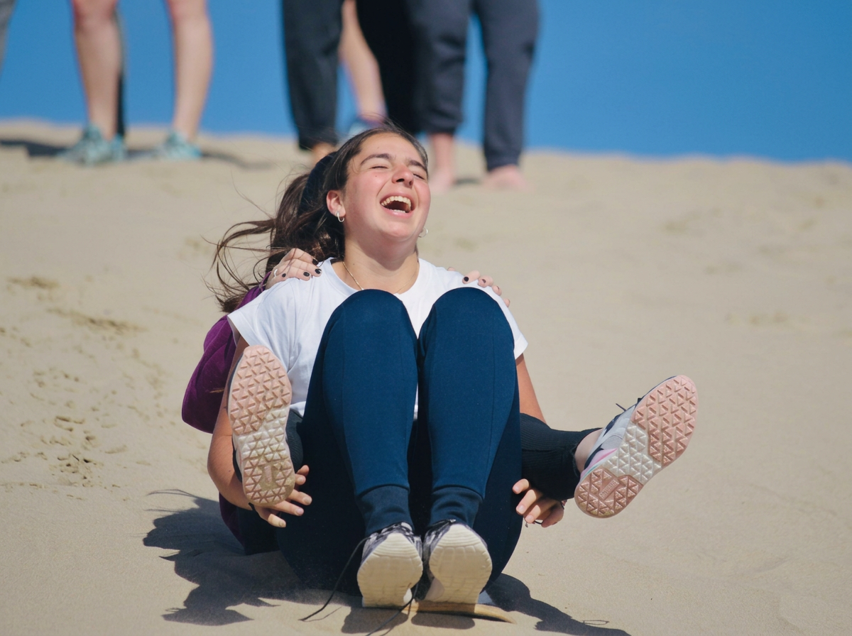 Alumnas compartiendo una actividad recreativa sobre la arena