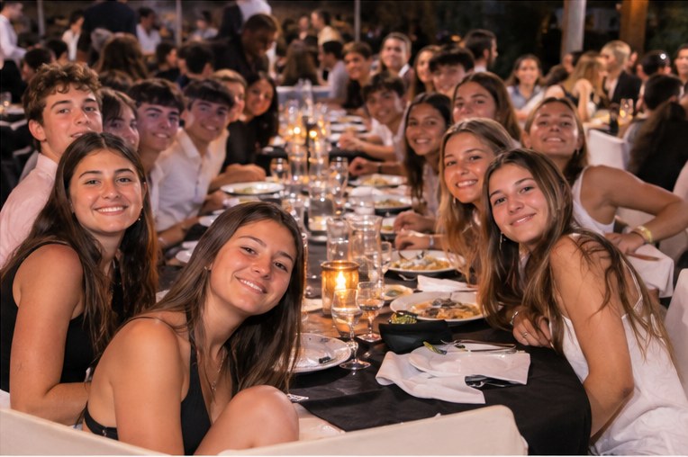 Curso reunido durante la cena de despedida