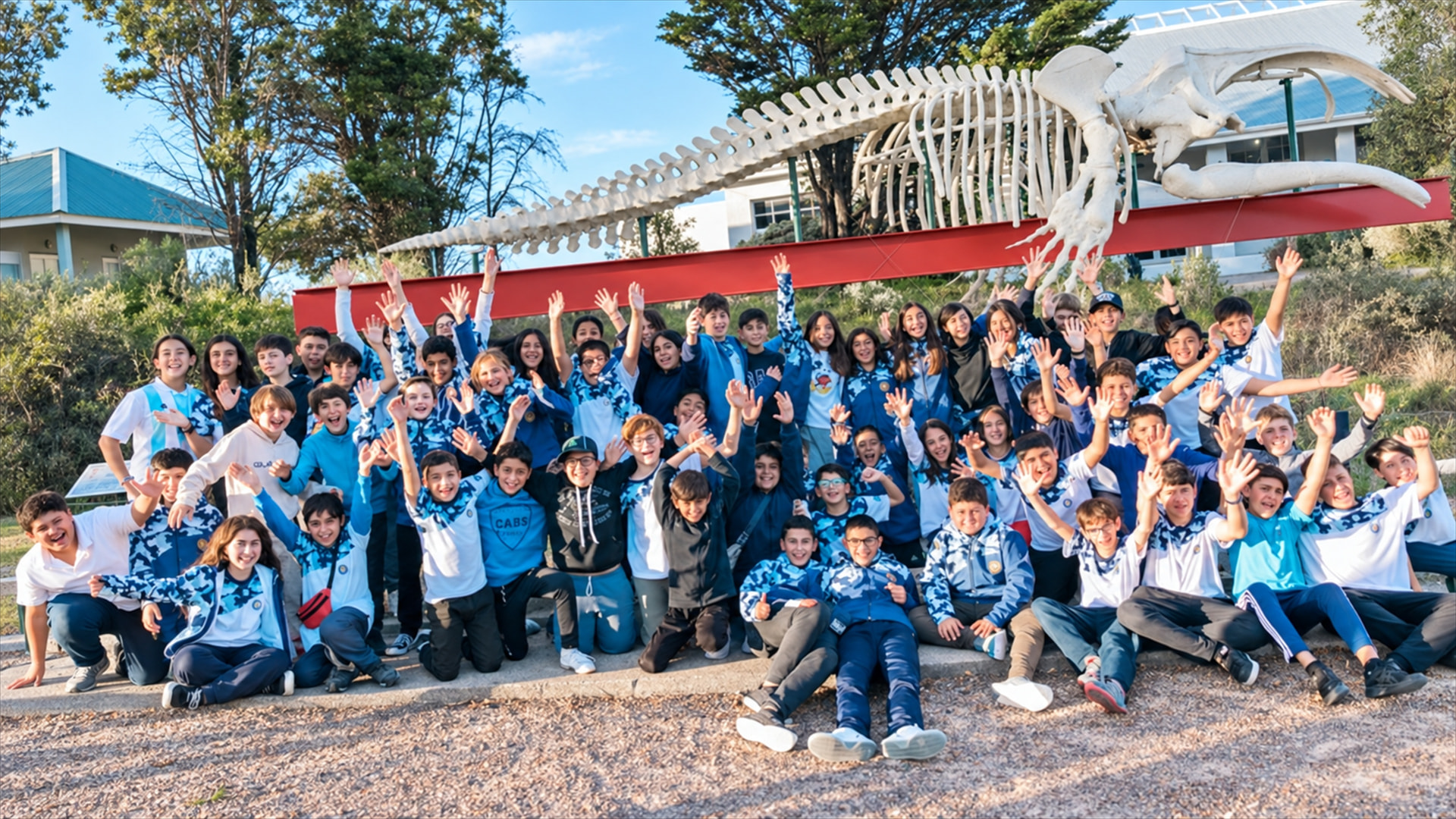 Grupo de alumnos en una visita educativa junto al esqueleto de una ballena